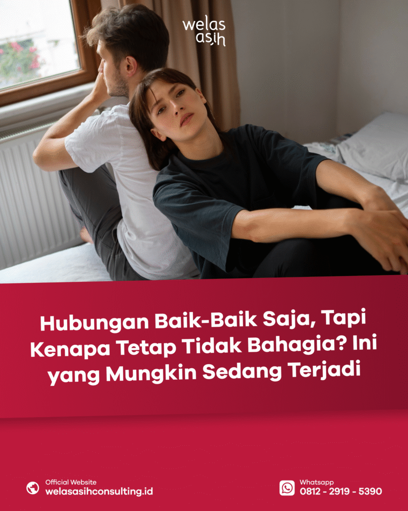 pasangan duduk bersama tetapi terlihat tidak bahagia
