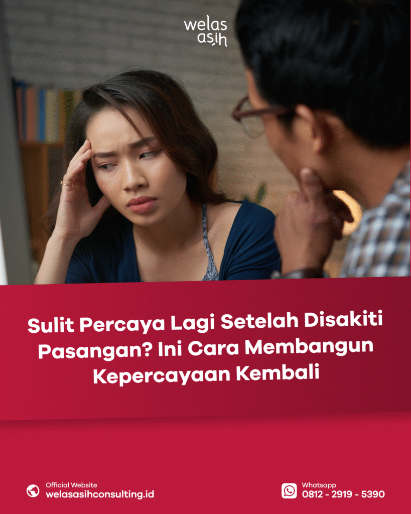 Sepasang pasangan berbicara dengan tenang untuk membangun kembali kepercayaan dalam hubungan